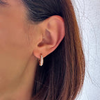 Empire pırlanta küpe kulakta görünümü, 14K altın halka üzerinde parlak pırlanta dizilimi