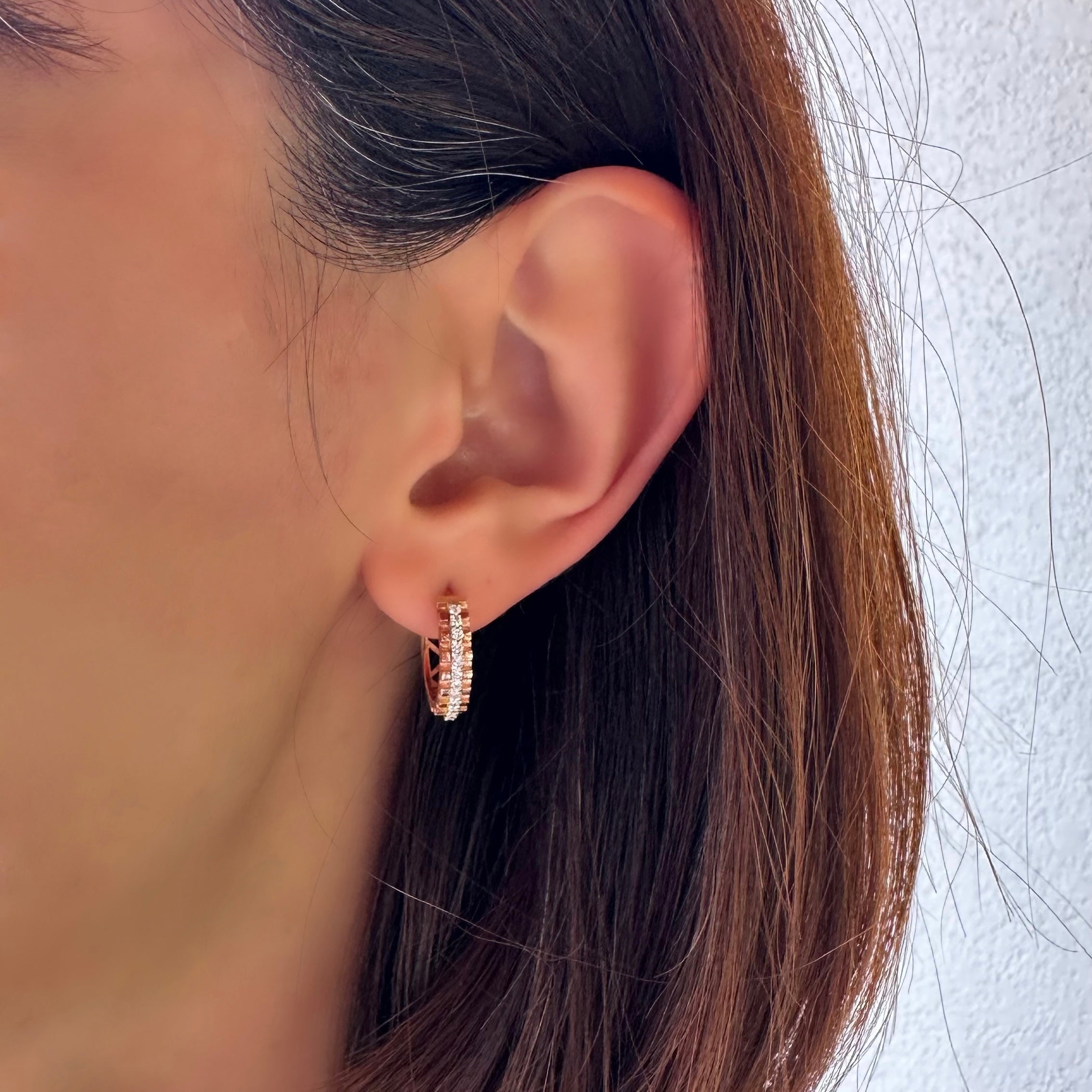 Empire pırlanta küpe kulakta görünümü, 14K altın halka üzerinde parlak pırlanta dizilimi