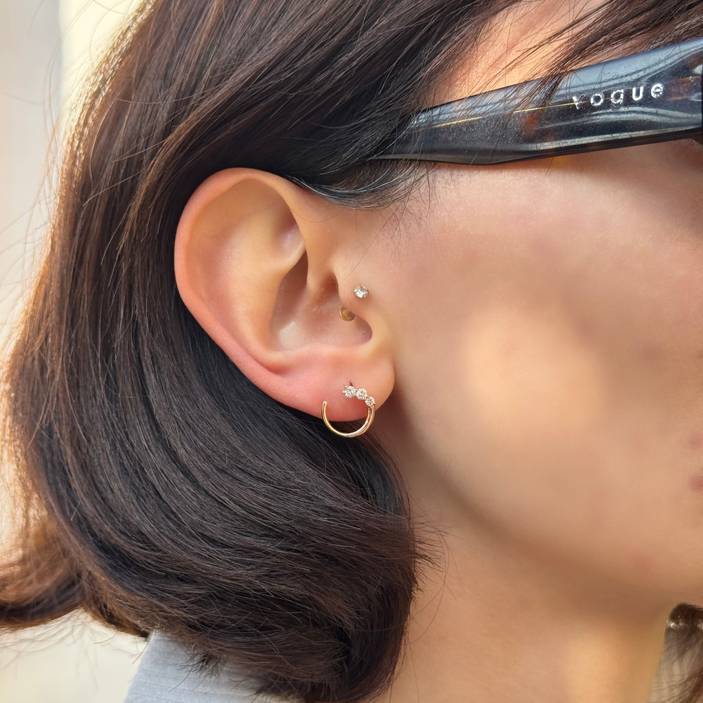 Curve pırlanta küpe 14K altın - kulak üzerinde görünüm