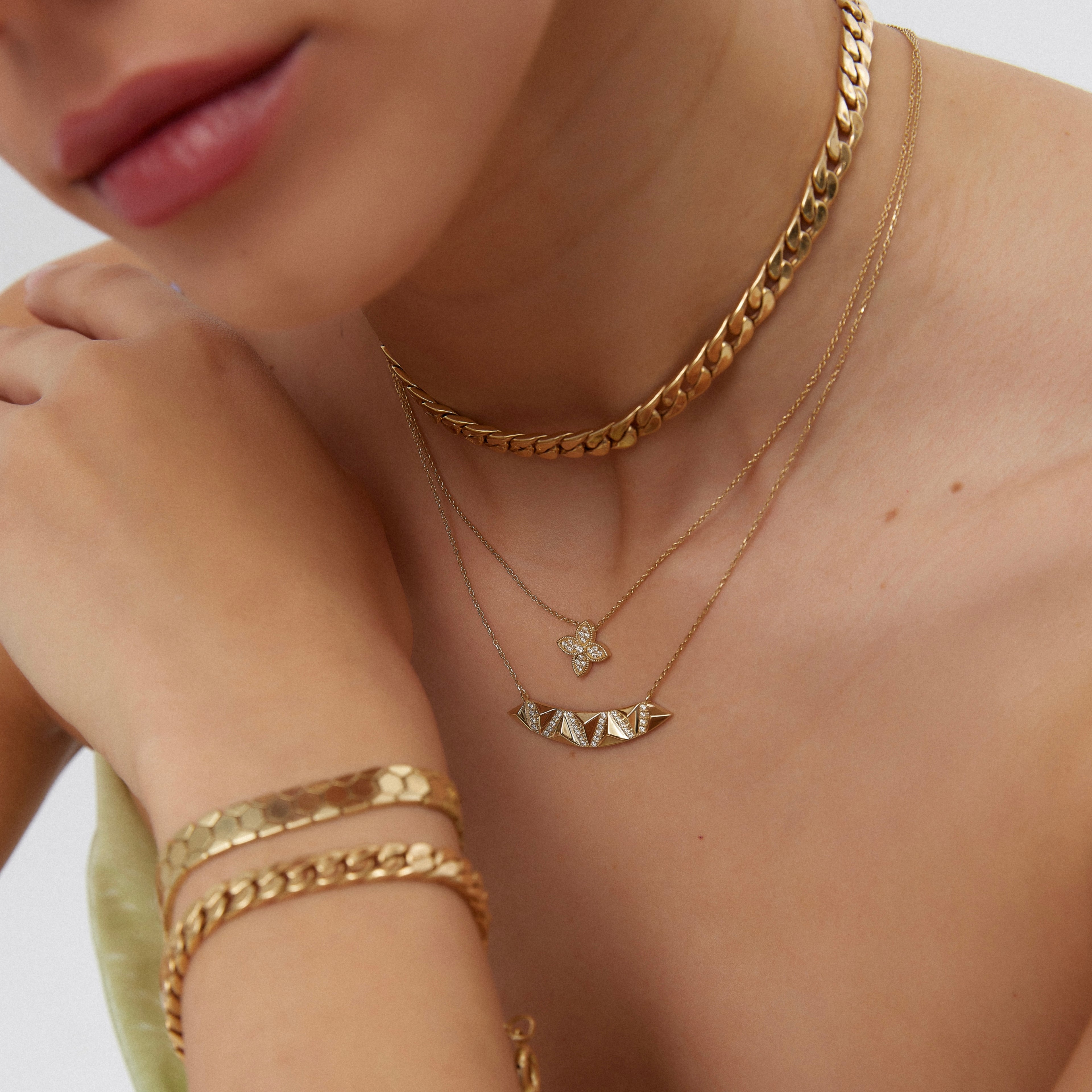 Pyramid Kolye - 0.23 ct pırlanta piramit tasarım 14K altın kolye boyunda görünümü