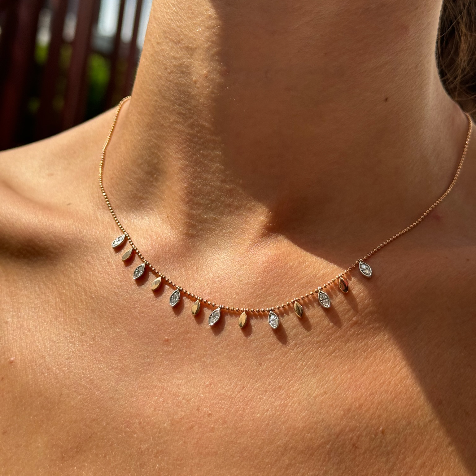 14K altın pırlanta taşlı Drops damla kolye boyunda görünüm