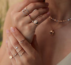 Knight's Pinky Yüzük parmakta görünümü - 14K altın pırlanta yüzük