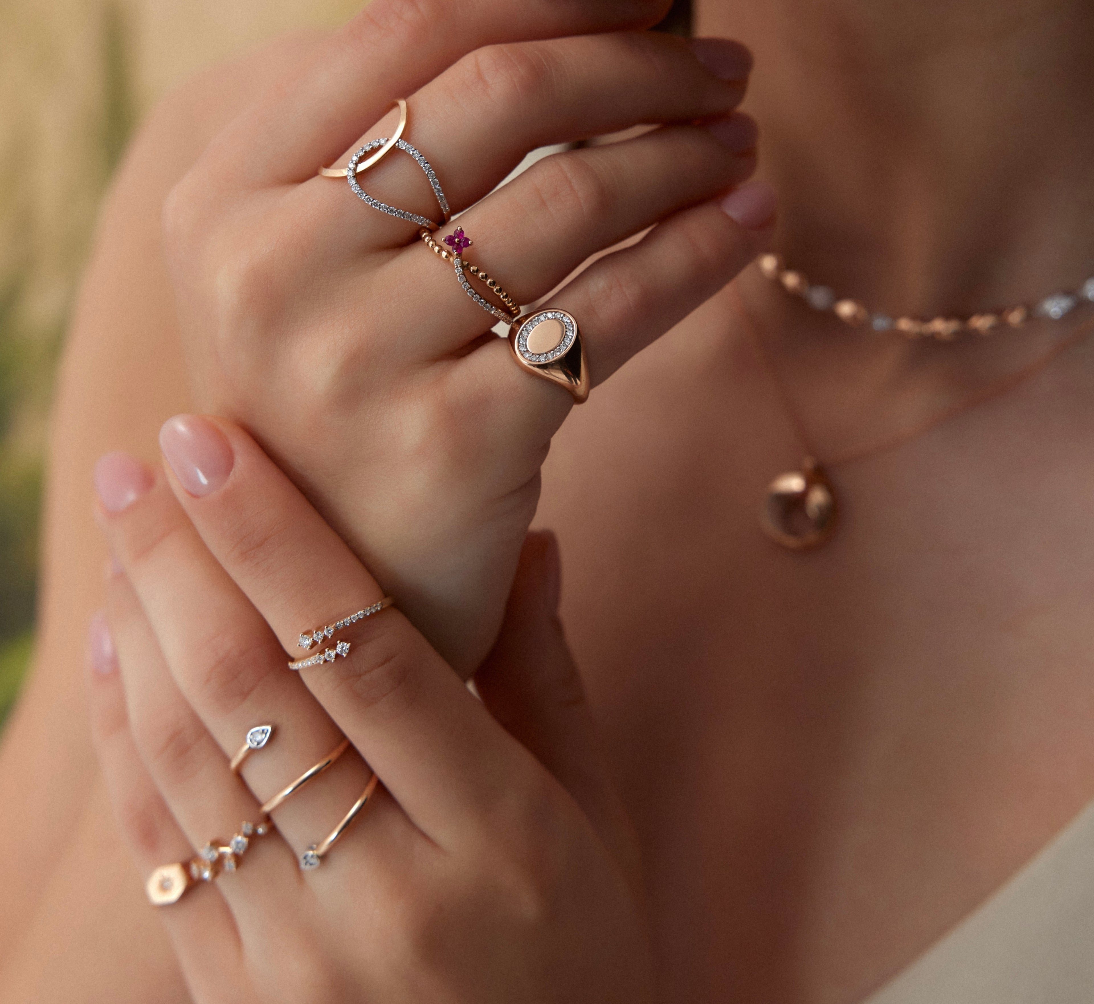 Knight's Pinky Yüzük parmakta görünümü - 14K altın pırlanta yüzük