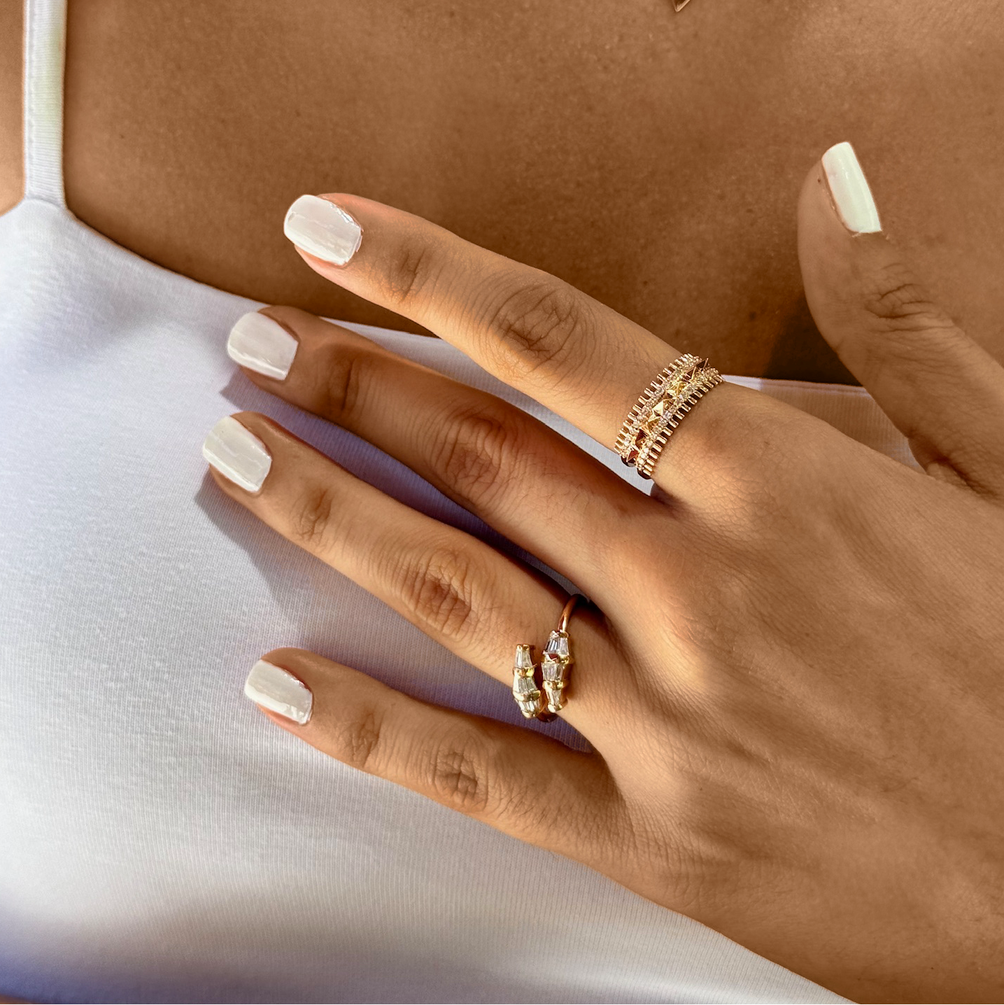 Thorn yüzük - 14K altın diken tasarımlı baget pırlanta yüzük ürün görseli, parmakta görünüm