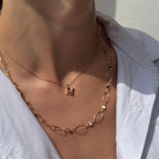 Charme harf kolye boyunda görünümü, 14K altın zincir üzerinde pırlanta detaylı harf ucu