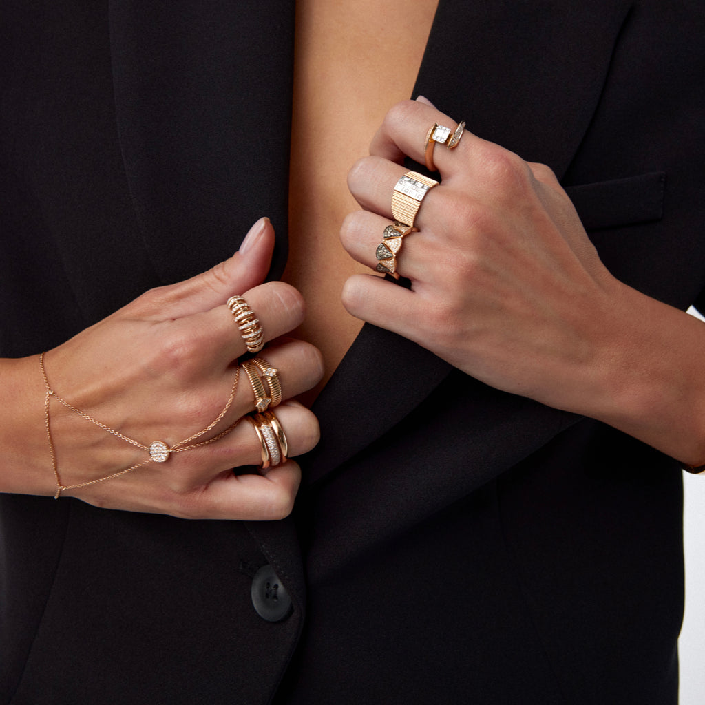 Cambered yüzük detay görünümü, 14K altın ve baget pırlanta işçiliği