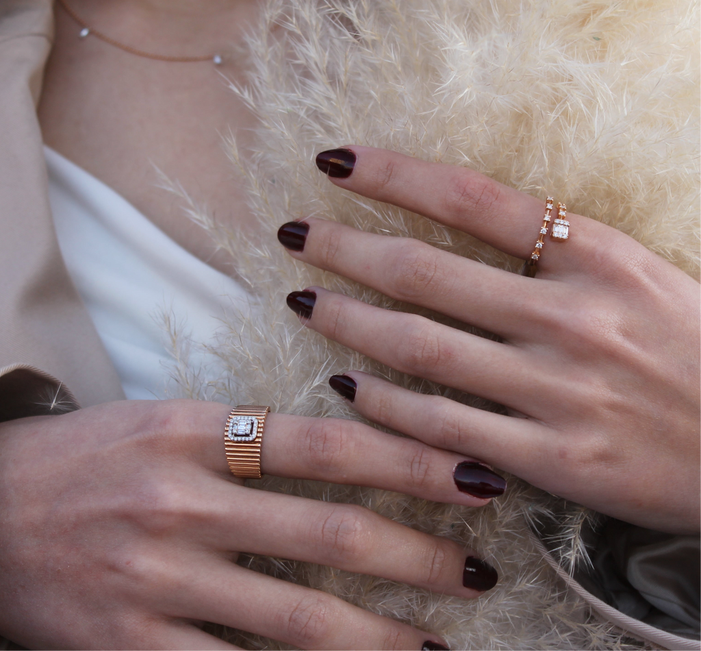 Baguette Gold Yüzük parmakta görünümü - 14K altın pırlanta baguette yüzük