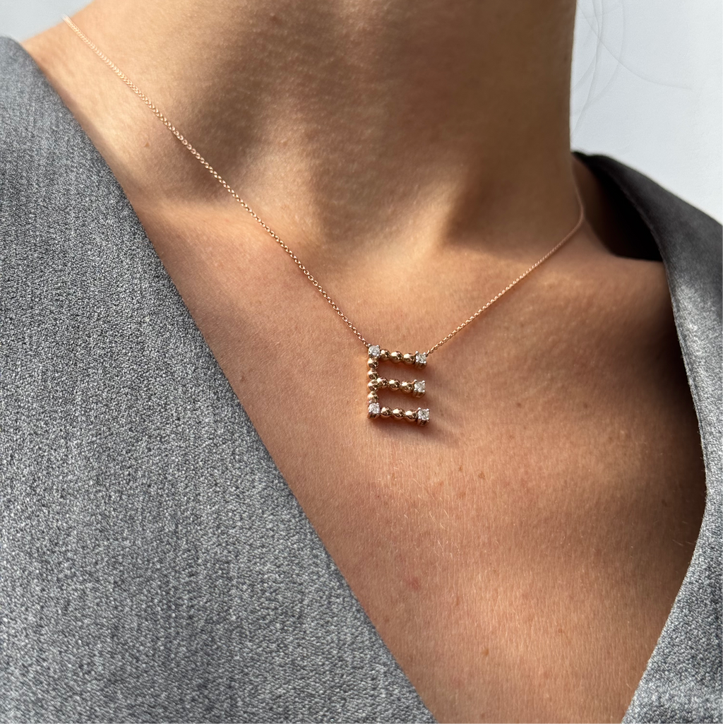Bamblo Diamond 14K altın harf kolye boyunda görünüm, pırlanta detayları, E harfi