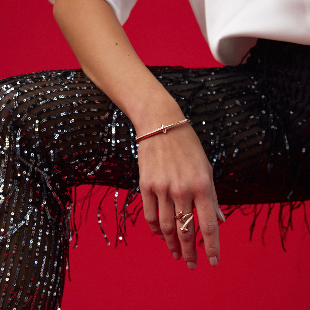 Rising Star yüzük detay görünümü, 14K altın ve baget pırlanta işçiliği