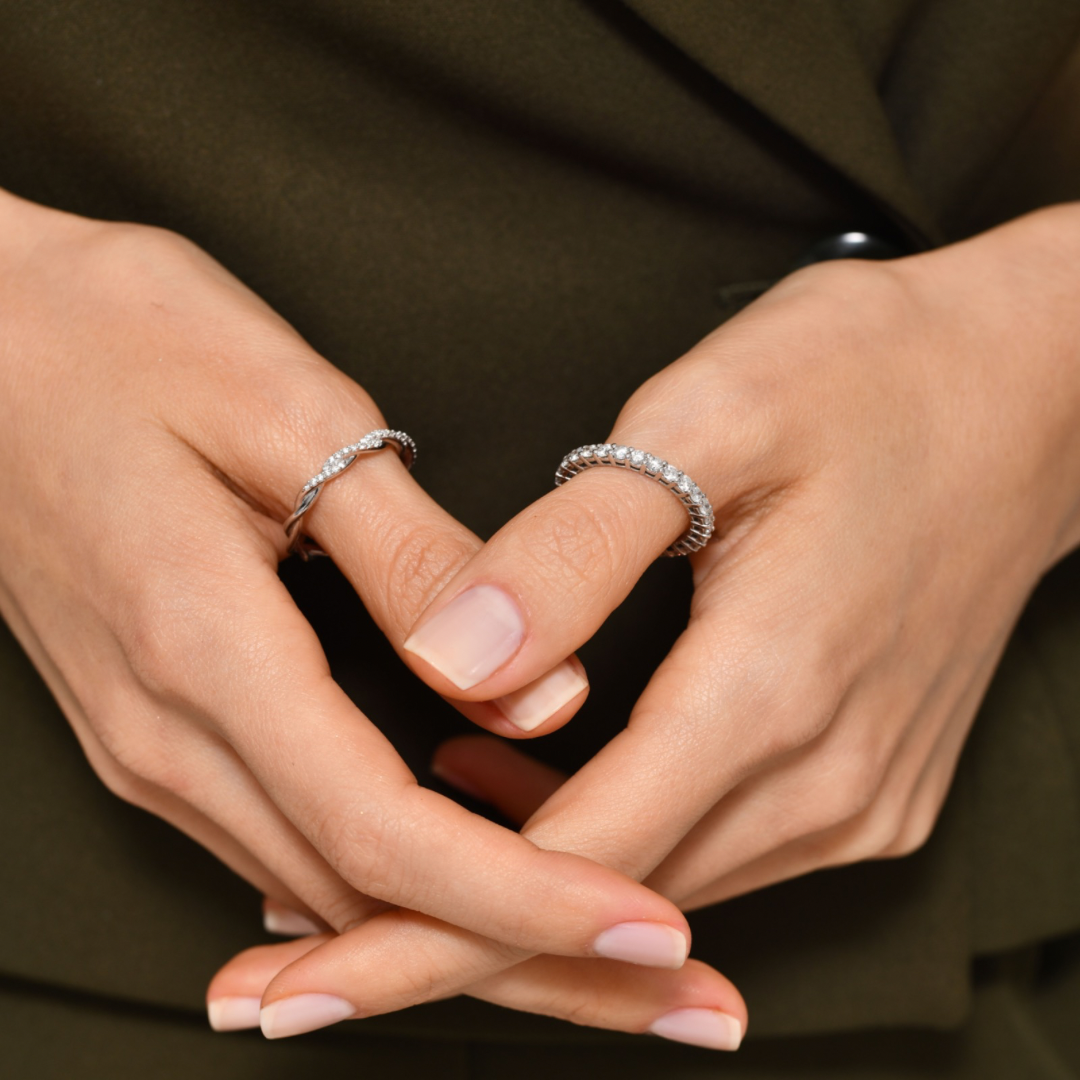 Tiny Twister Yüzük parmakta görünümü - 14K altın pırlanta yüzük