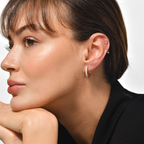 Divine Hand Piercing kulakta görünümü - 14K altın el piercing