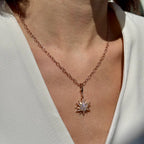 Polaris kolye boyunda görünüm - 14K altın pırlanta yıldız kolye - Ala Fine Jewelry