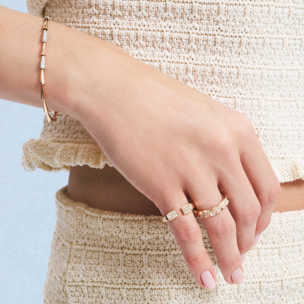 Light Chamber pırlanta yüzük üst görünüm, 14K altın üzerinde zarif baget kesim detayları