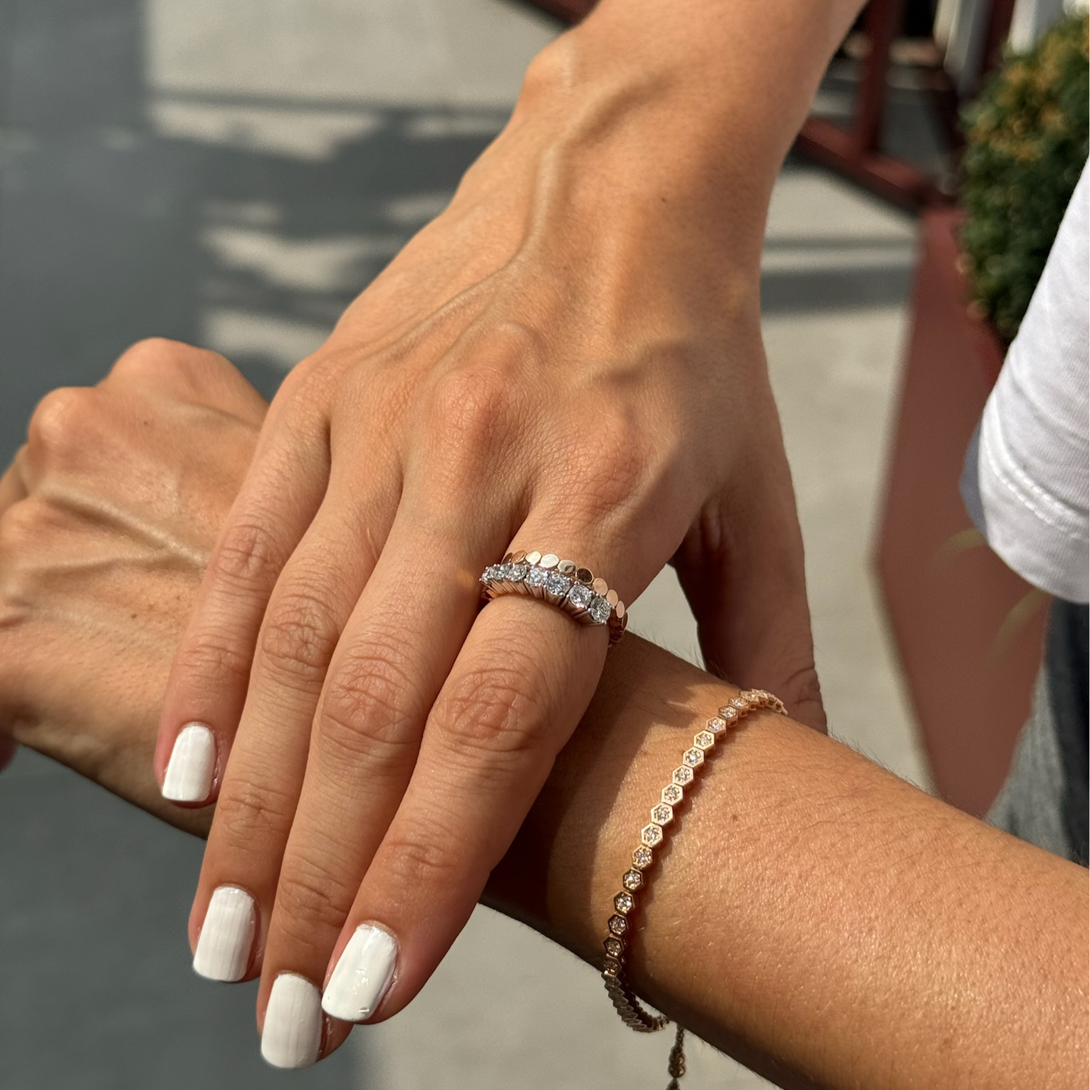 14K altın baguette kesim pırlanta taşlı Geometrical Bubble yüzük parmakta görünüm