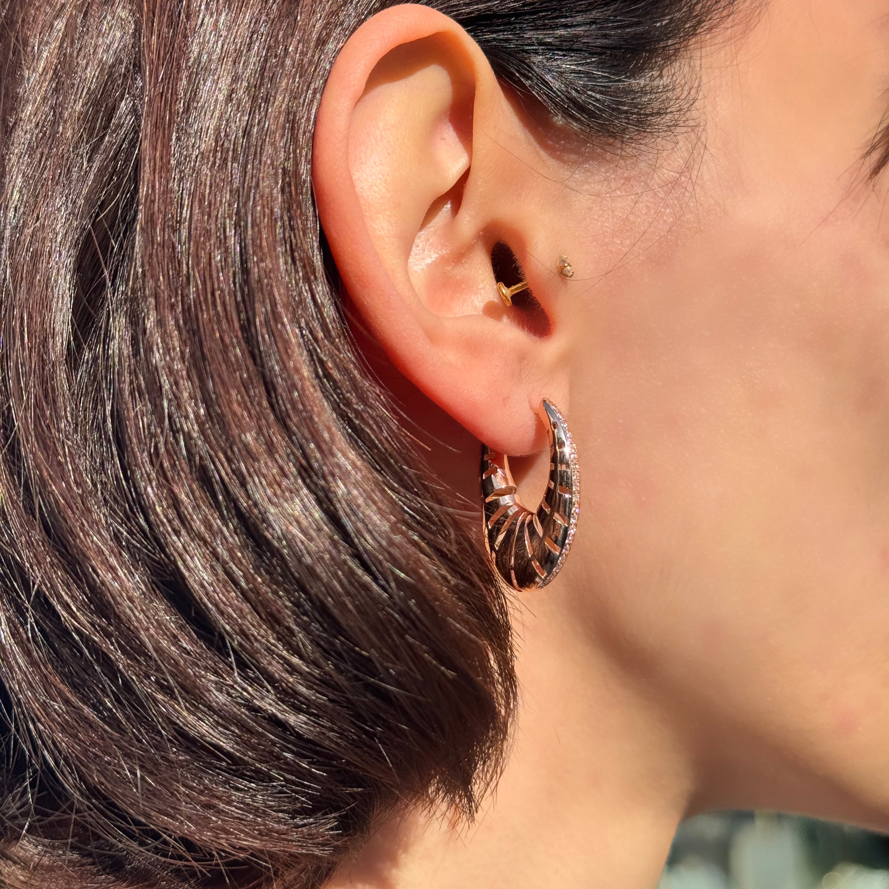 Luminate pırlanta küpe 14K altın - kulak üzerinde görünüm