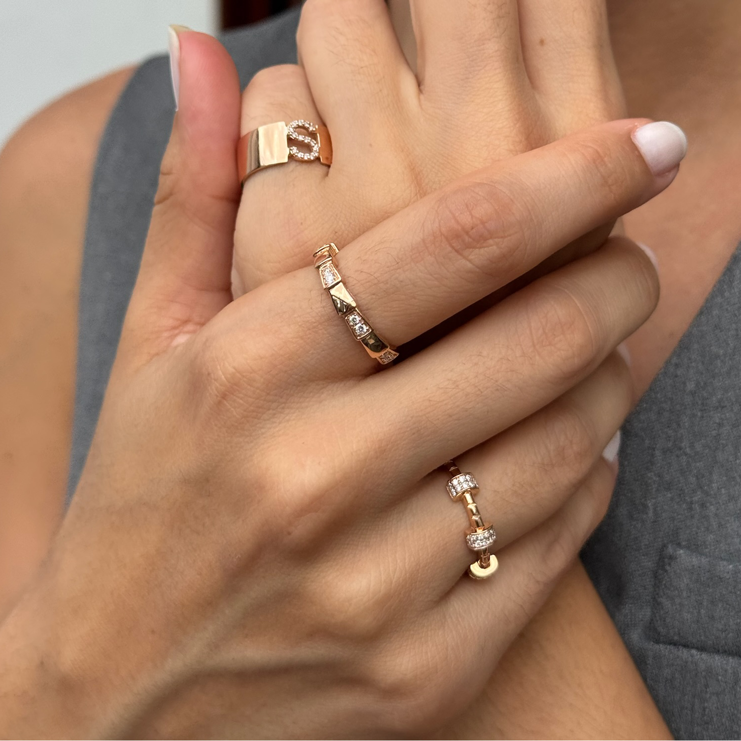 14K altın baguette kesim pırlanta taşlı Mini Screw yüzük parmakta görünüm