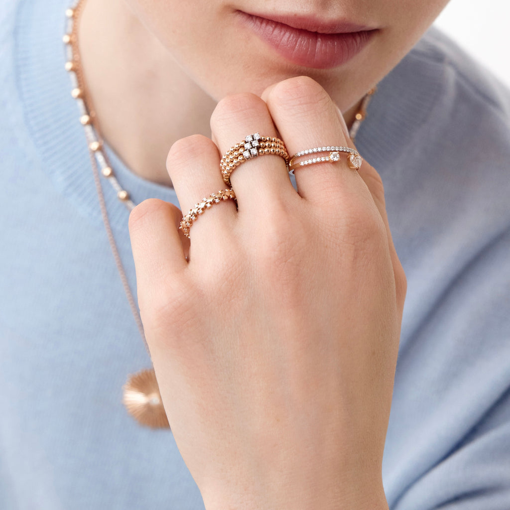 Marvella pırlanta yüzük parmakta görünümü, 14K altın üzerinde parlak pırlanta dizilimi