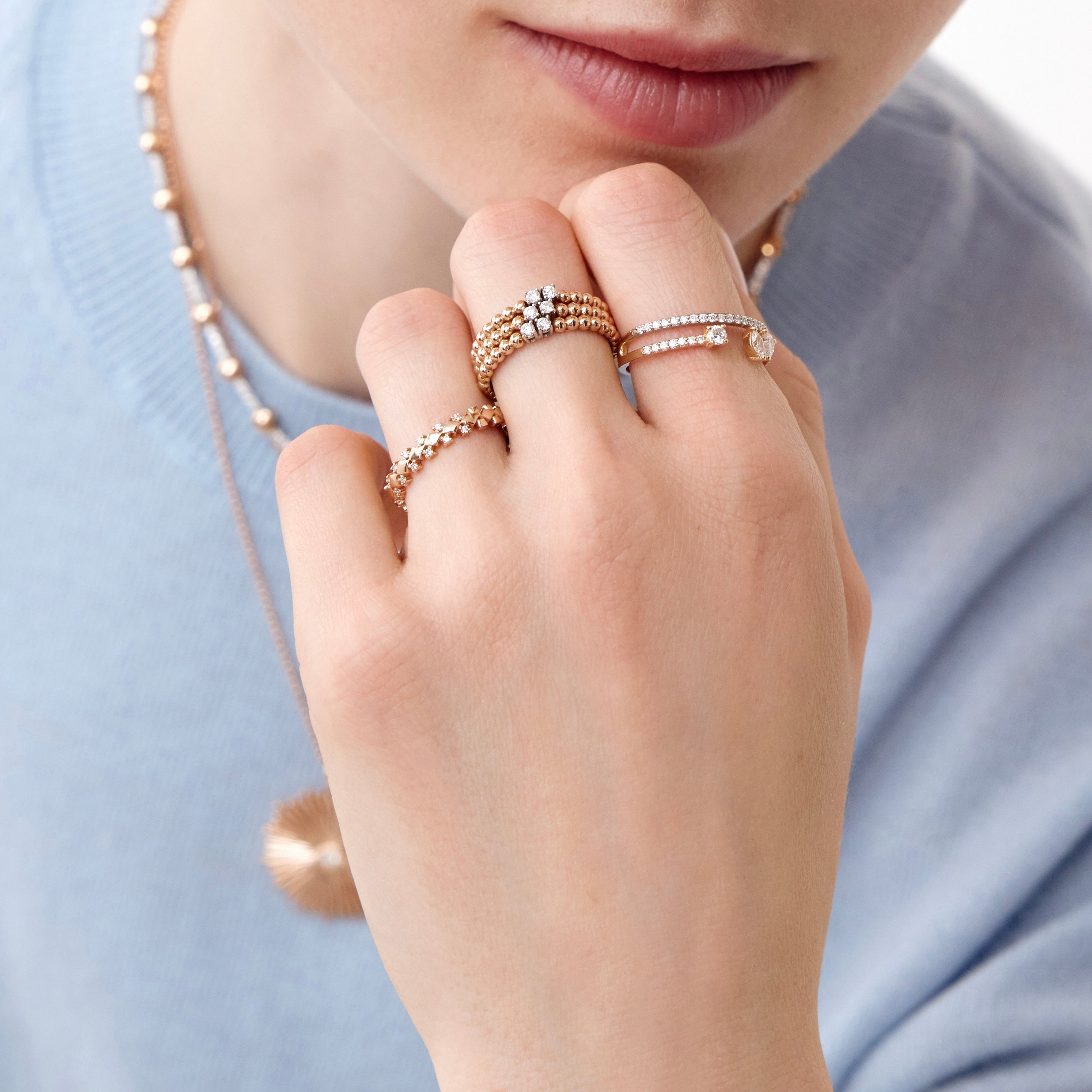 Marvella pırlanta yüzük parmakta görünümü, 14K altın üzerinde parlak pırlanta dizilimi