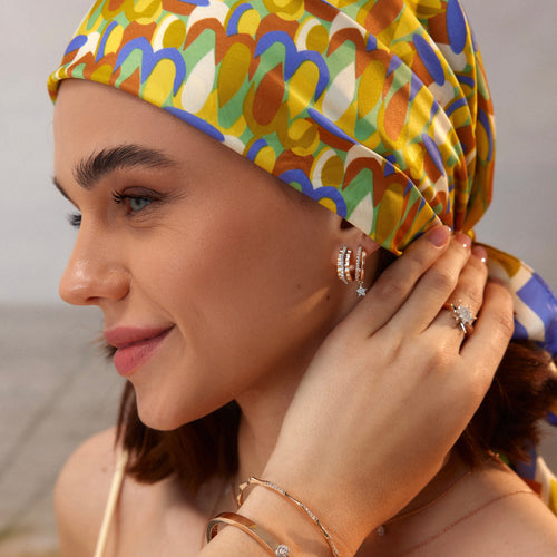 14K altın Astral küpe - yıldız tasarımlı sallantılı pırlanta küpe, kulakta görünüm