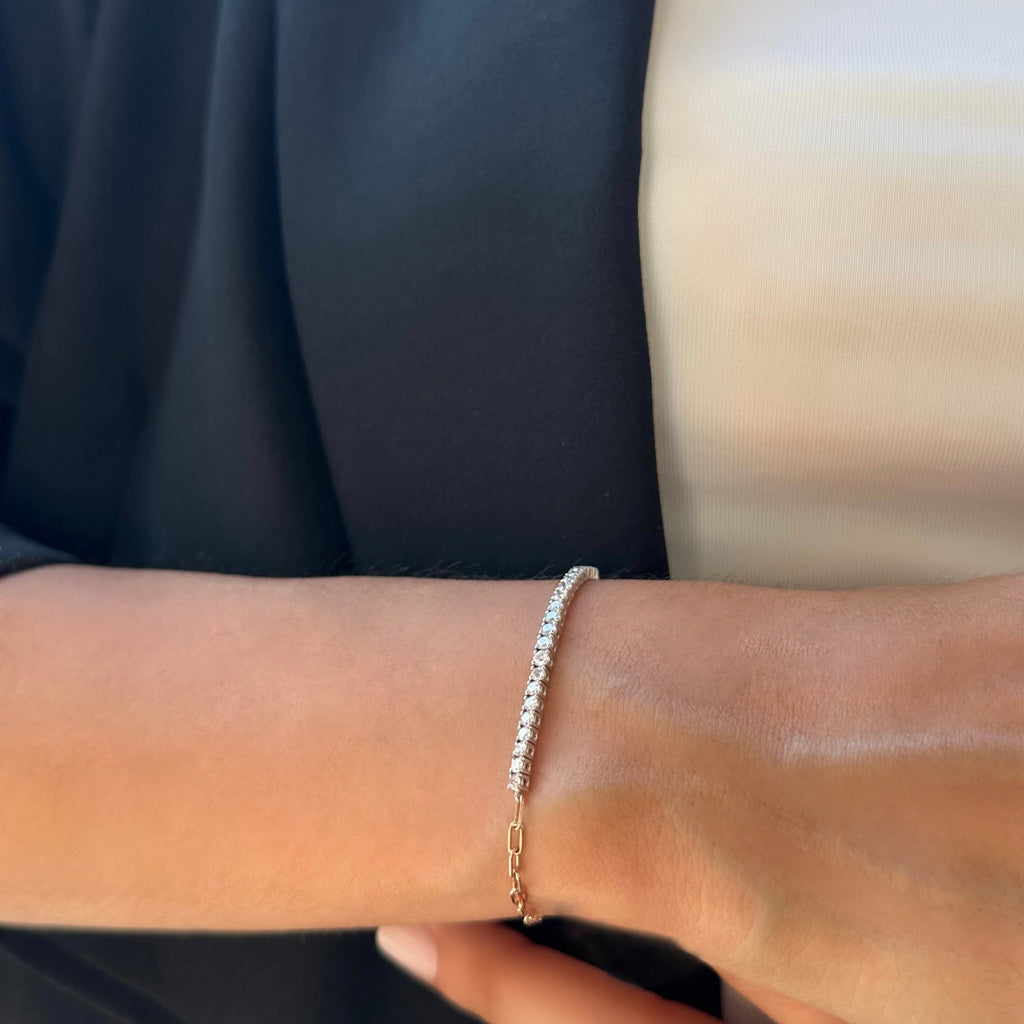 Dualis pırlanta bileklik kolda görünümü, 14K altın üzerinde parlak pırlanta dizilimi