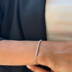 Dualis pırlanta bileklik kolda görünümü, 14K altın üzerinde parlak pırlanta dizilimi