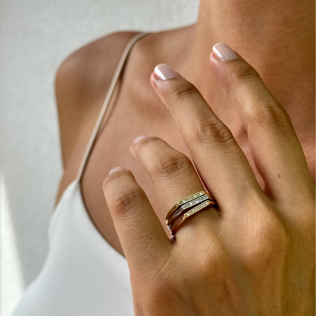 14K altın baguette kesim pırlanta taşlı Mini Cornered yüzük parmakta görünüm