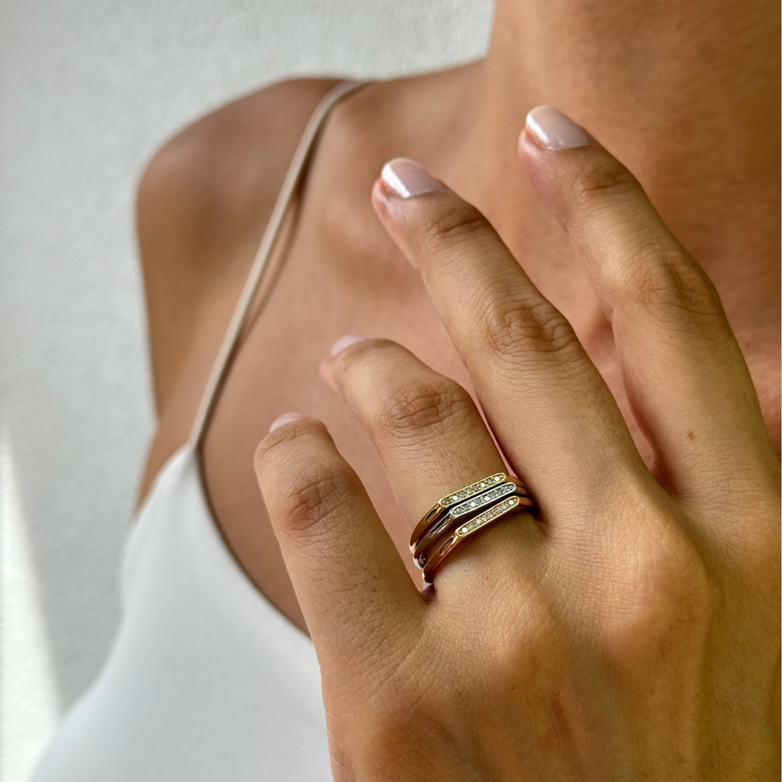 14K altın baguette kesim pırlanta taşlı Mini Cornered yüzük parmakta görünüm