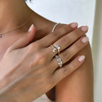 Facette pırlanta yüzük parmakta görünümü, 14K altın üzerinde parlak pırlanta dizilimi