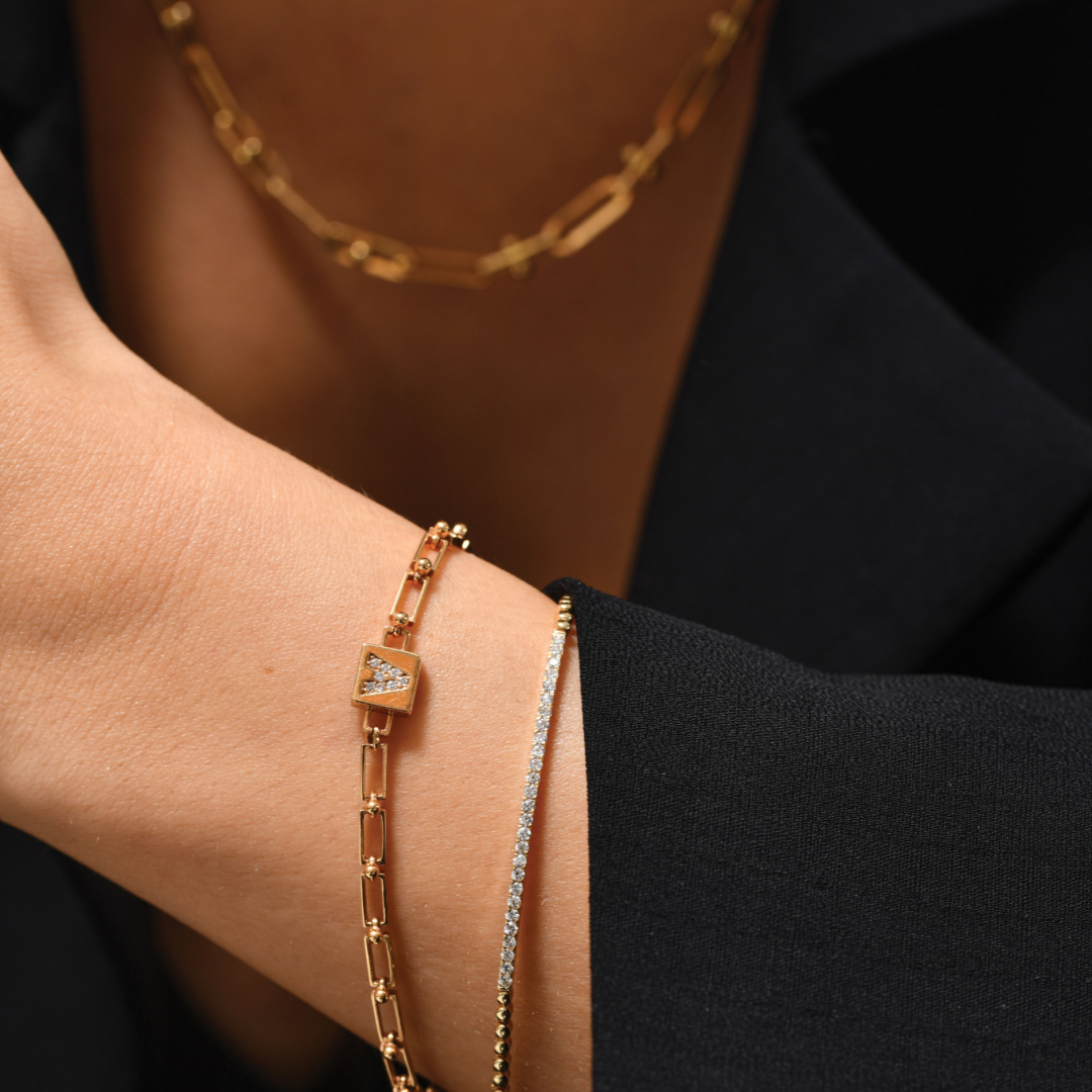 Clip Chain Letter Bileklik - 14K altın harf bileklik, 0.05 ct E-VS pırlanta, bilekte görünüm