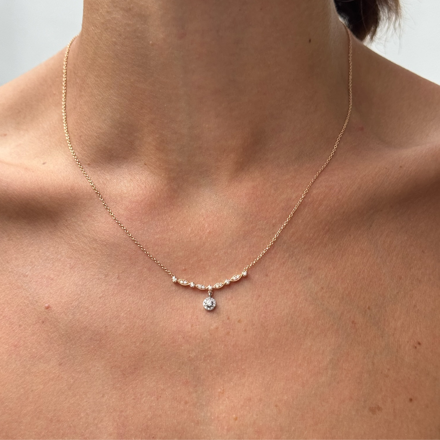 14K altın pırlanta taşlı Grace kolye boyunda görünüm