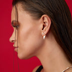 Pyramid 14K altın küpe yakın çekim, pırlanta detayları