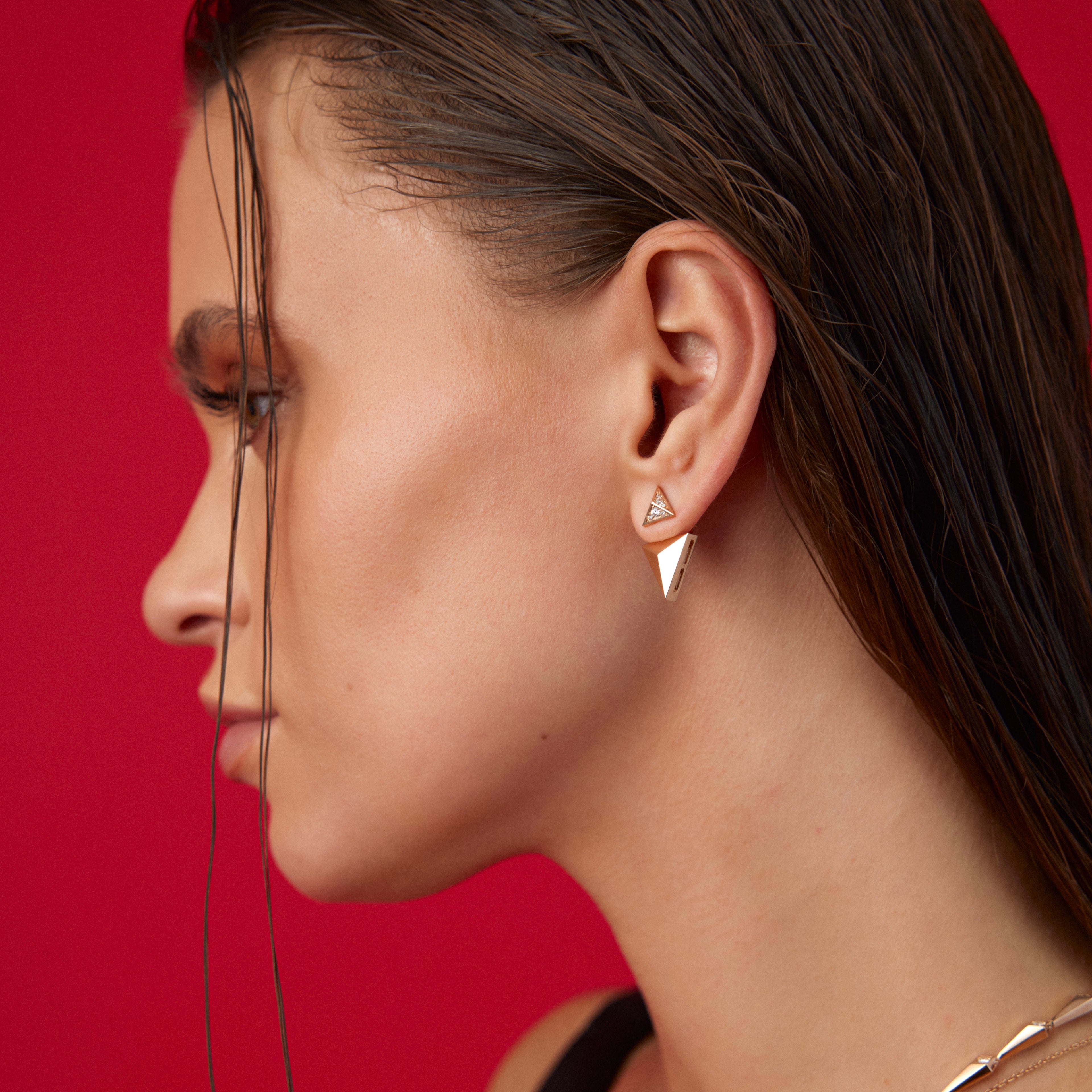 Pyramid 14K altın küpe yakın çekim, pırlanta detayları