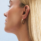 Motion Steps pırlanta küpe kulakta görünümü, 14K altın üzerinde parlak pırlanta dizilimi