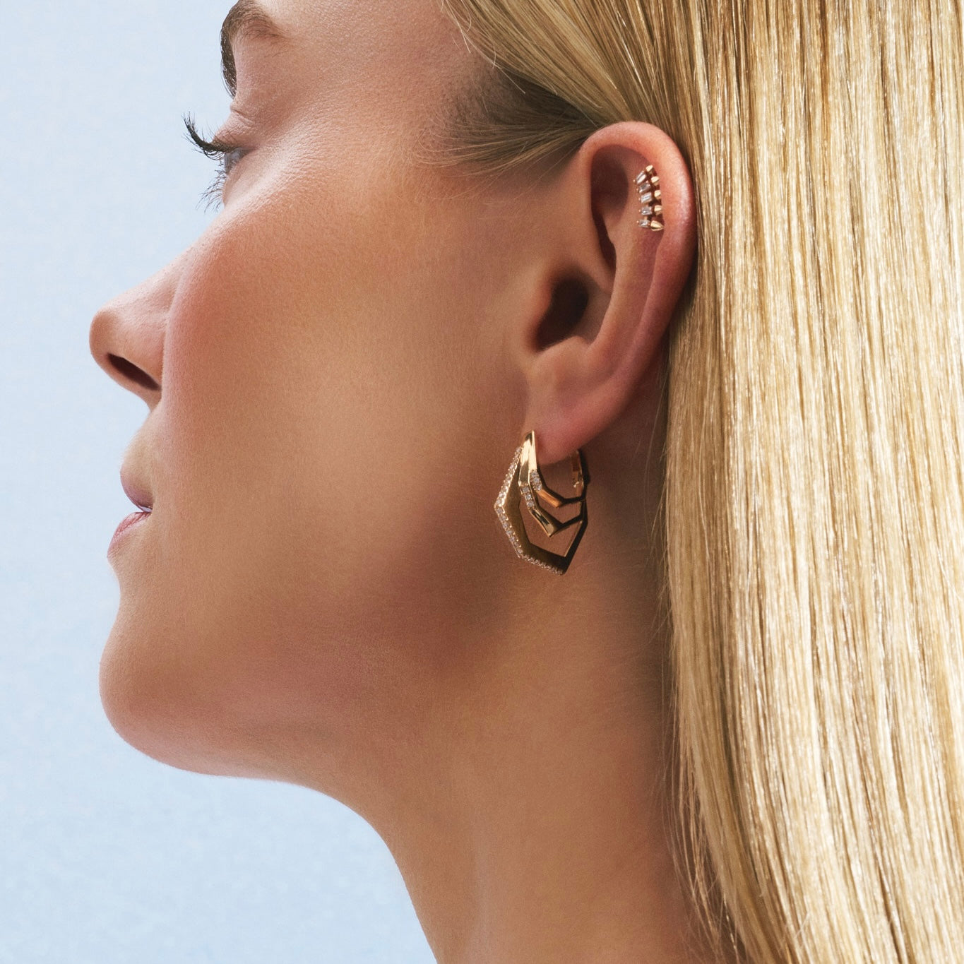 Motion Steps pırlanta küpe kulakta görünümü, 14K altın üzerinde parlak pırlanta dizilimi