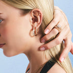 Winged Grace pırlanta küpe detay görünümü, 14K altın üzerinde zarif halka tasarım