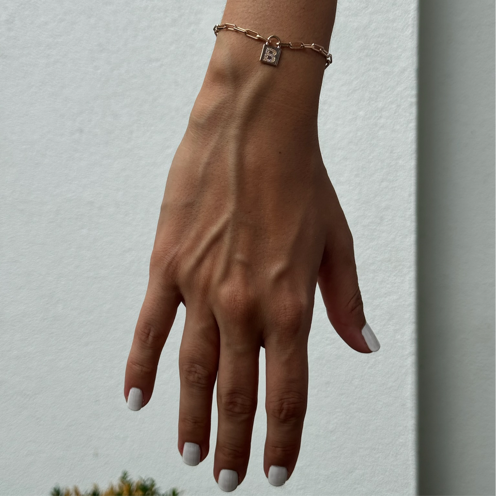 14K altın pırlanta taşlı Locked Letter harf bileklik bilekte görünüm
