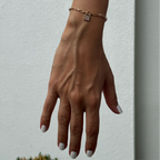 14K altın pırlanta taşlı Locked Letter harf bileklik bilekte görünüm