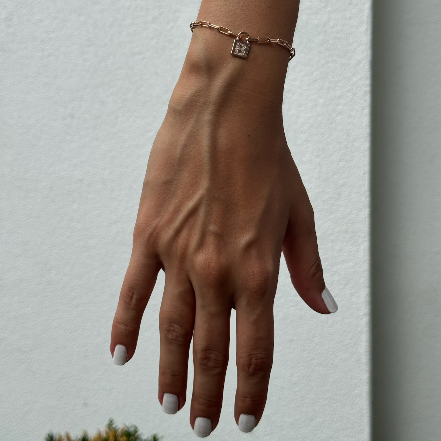 14K altın pırlanta taşlı Locked Letter harf bileklik bilekte görünüm