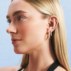 Winged Grace pırlanta küpe kulakta görünümü, 14K altın üzerinde parlak pırlanta dizilimi