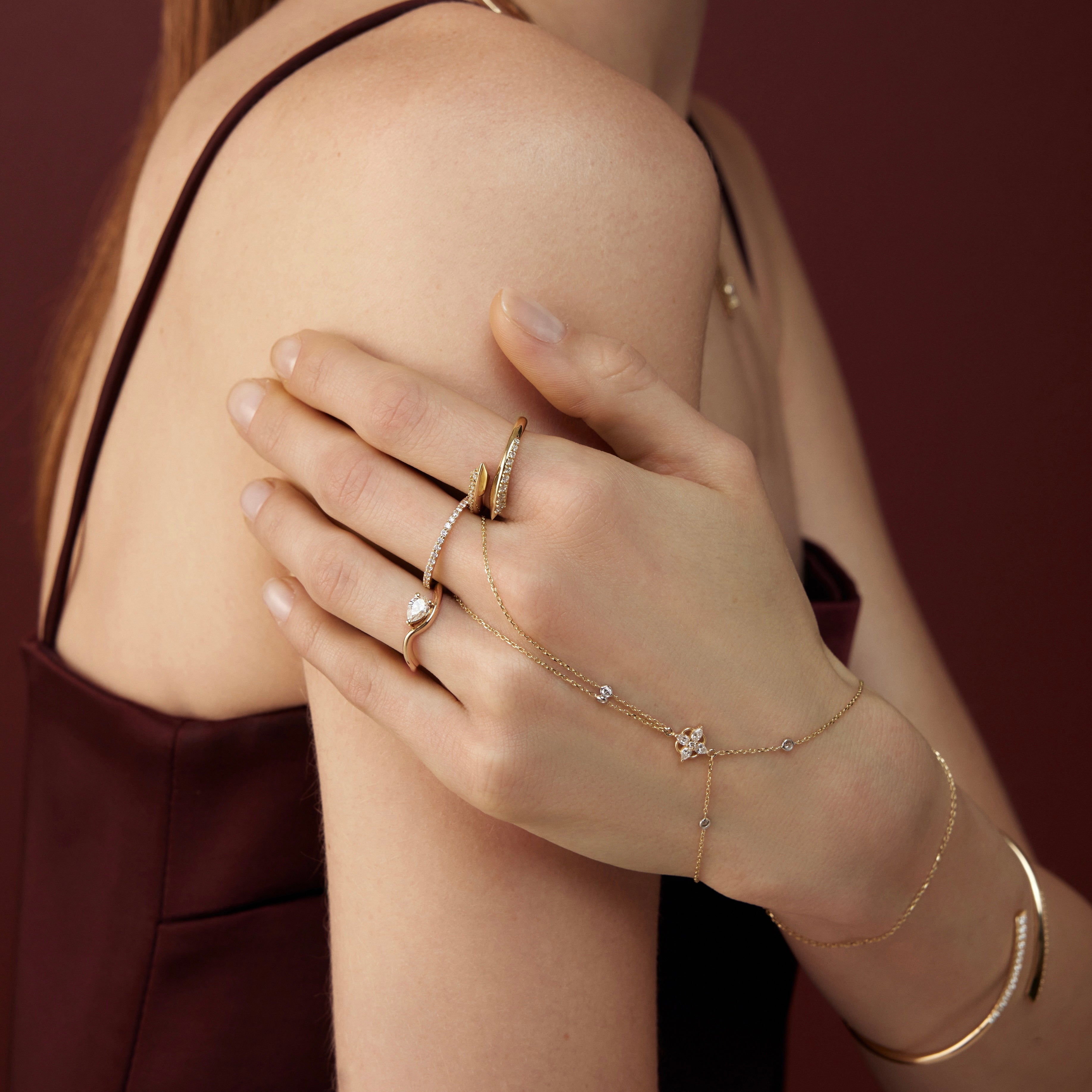 Flow Edge Yüzük parmakta görünüm 14K altın pırlanta yüzük