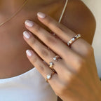 Curve Drop yüzük parmak üzerinde takılı görünüm