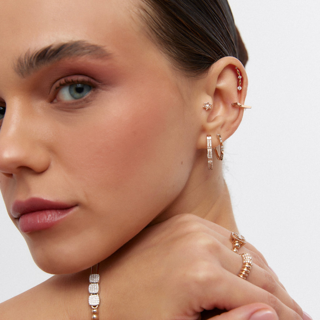 14K altın Blok halka küpe - modern blok tasarımlı pırlanta detaylı küpe, kulakta görünüm