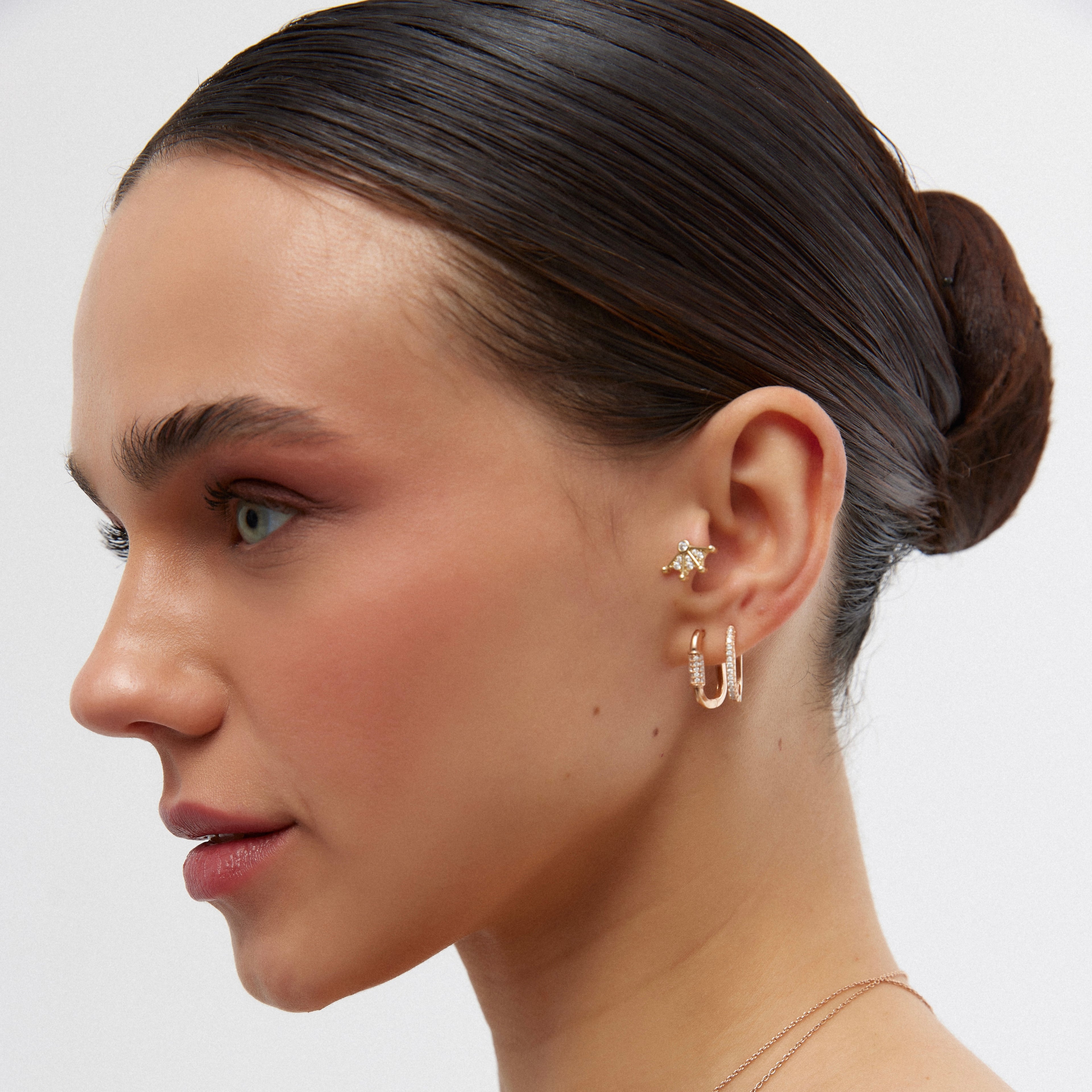 14K altın Web piercing - ağ tasarımlı pırlanta detaylı helix tragus piercing, kulakta görünüm