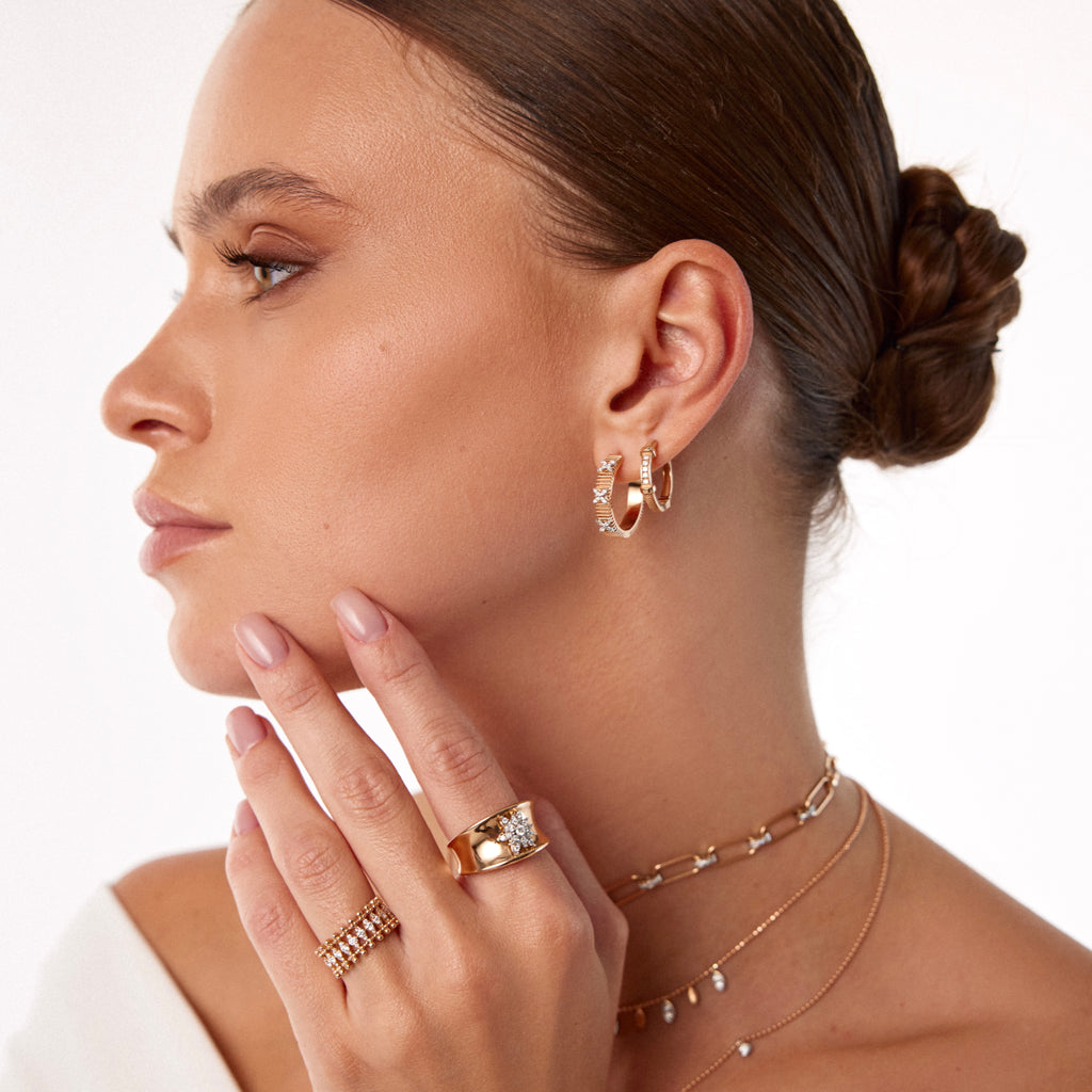 14K altın pırlanta taşlı Matte halka küpe kulakta görünüm