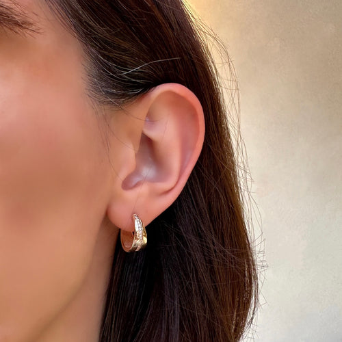 Axis pırlanta küpe kulakta görünümü, 14K altın halka üzerinde parlak pırlanta dizilimi