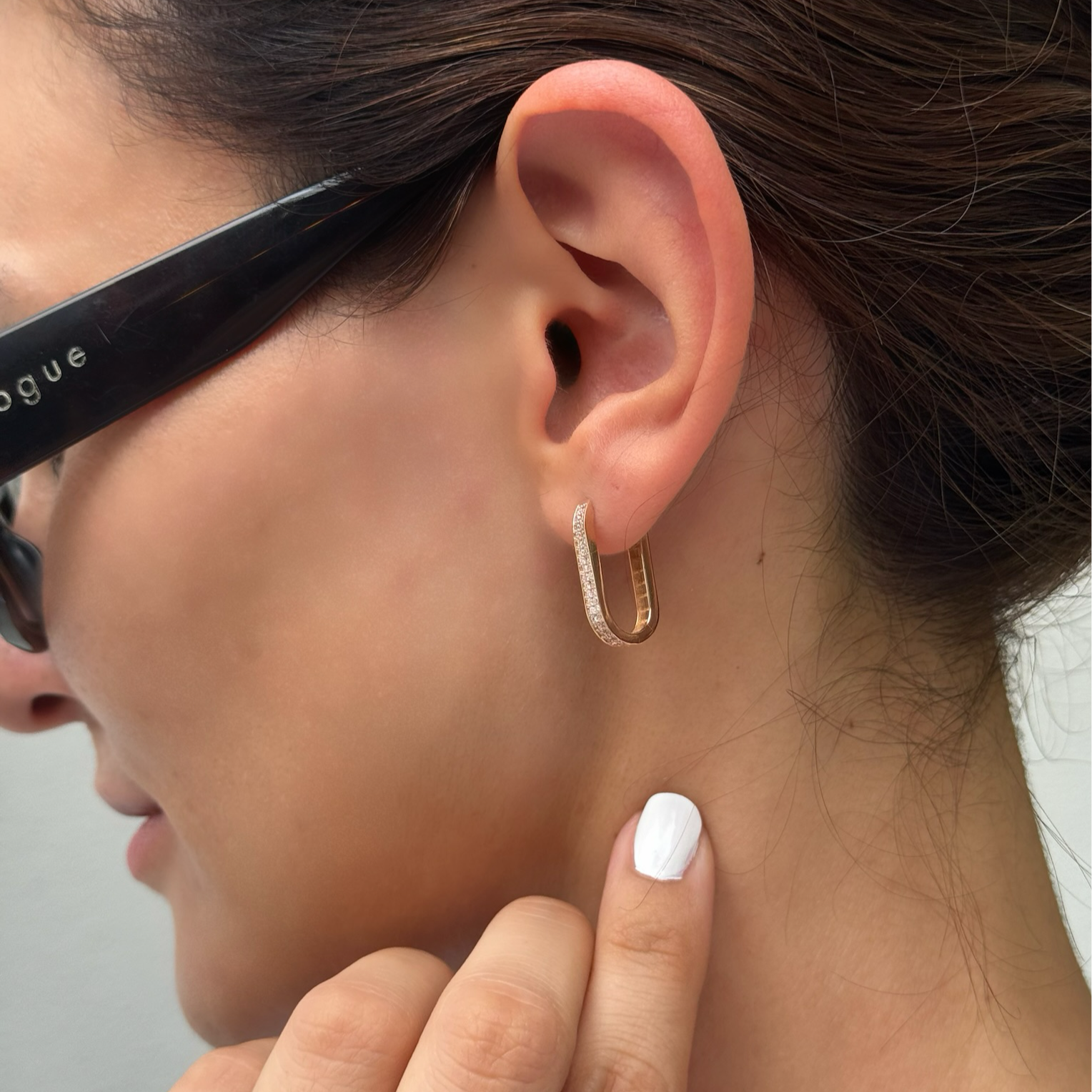 14K altın pırlanta taşlı Double Diamond halka küpe kulakta görünüm