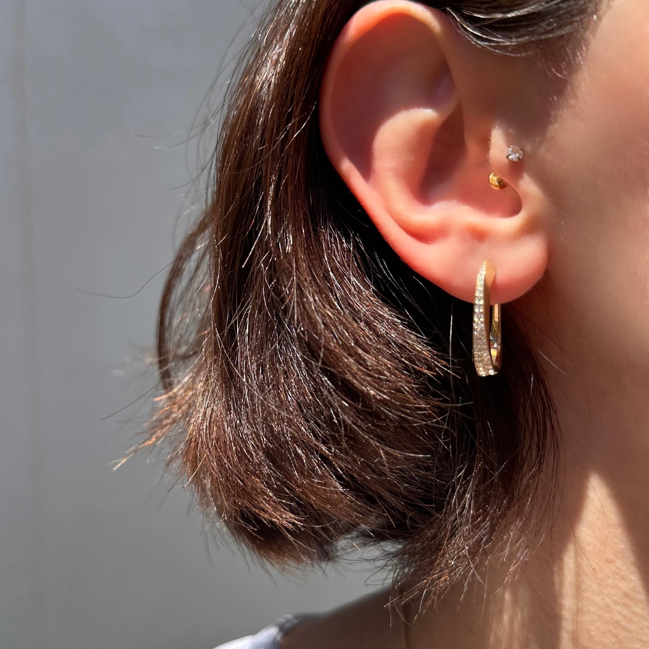 Veyra pırlanta küpe kulakta görünümü, 14K altın halka üzerinde parlak pırlanta dizilimi