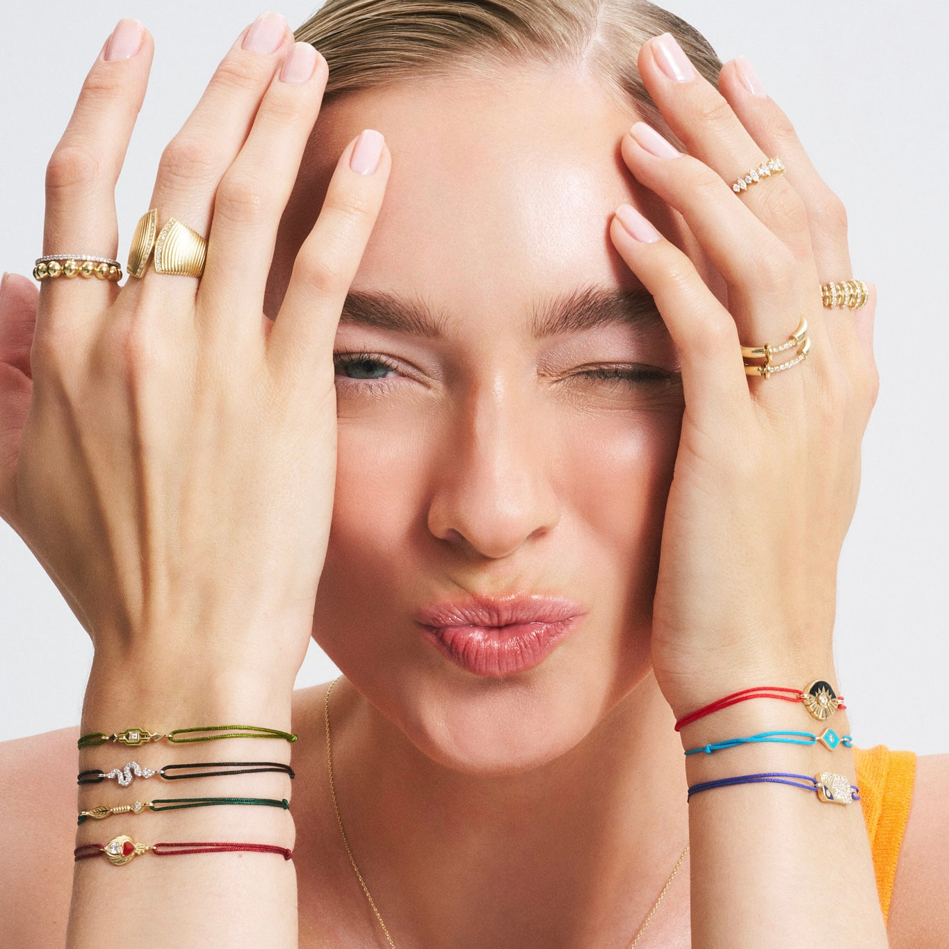 Cosmic Shield bileklik bilekte görünüm - 14K altın ipli bileklik - Ala Fine Jewelry