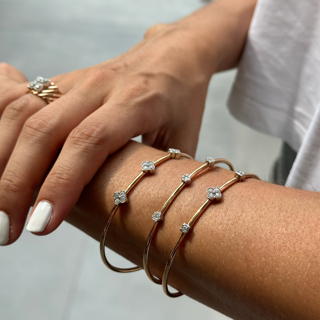 18K altın pırlanta taşlı Floral Kelepçe bileklik bilekte görünüm