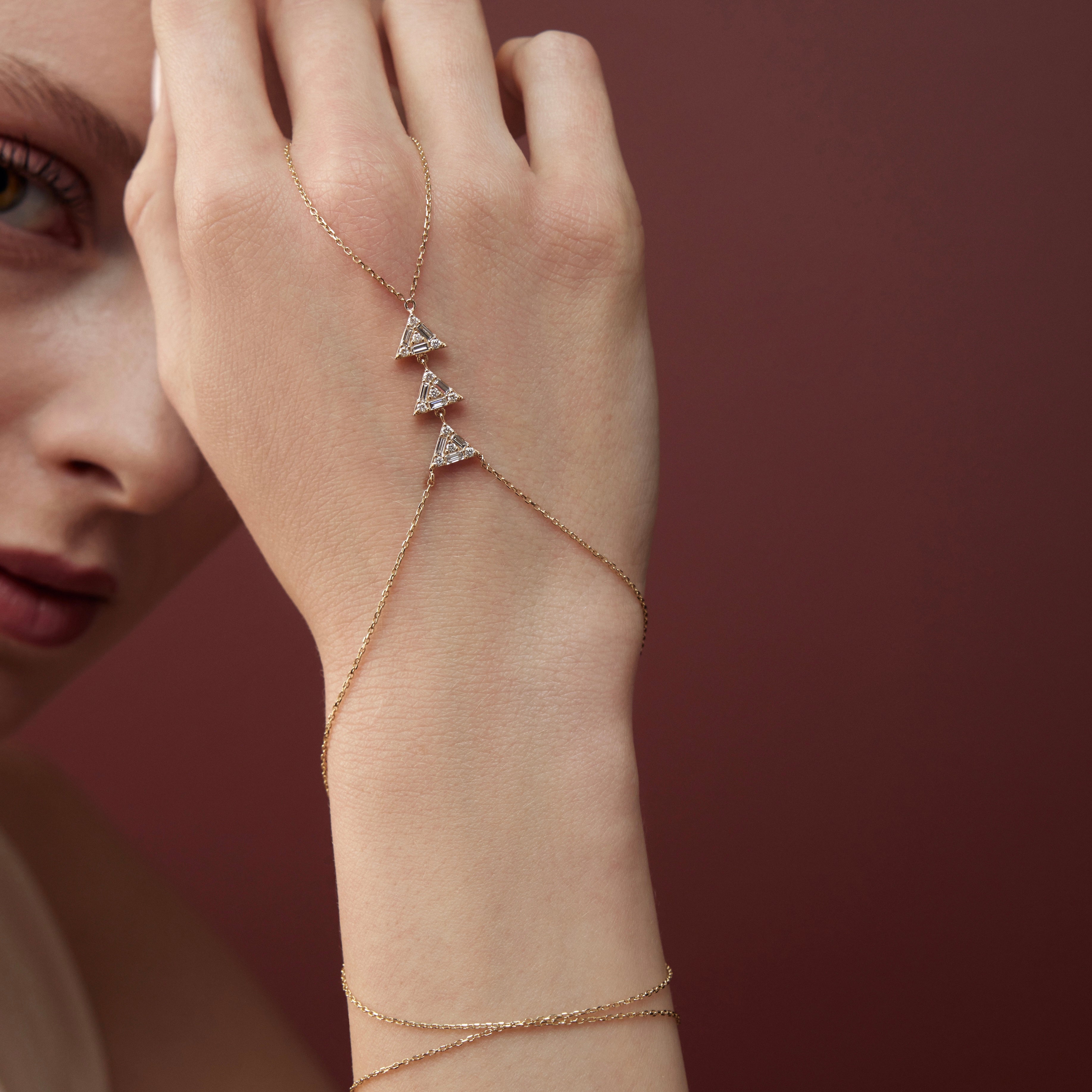 Trinity Şahmeran Kolye pırlanta detay E-VS kalite yakın çekim, bilekte görünüm